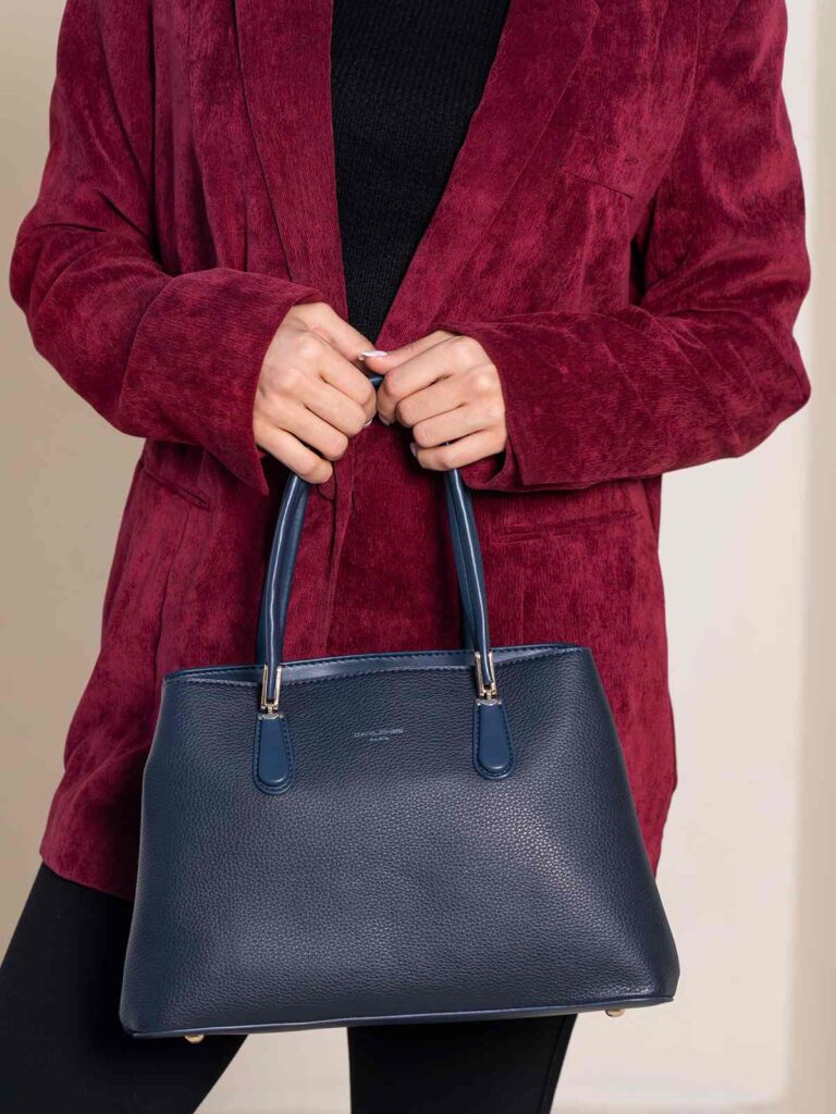 استایل قرمز مشکی با کیف زنانه دستی مشکی